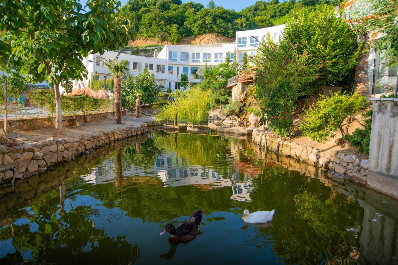 Arka Art Hotel Kashari 外观 照片 The duck pond
