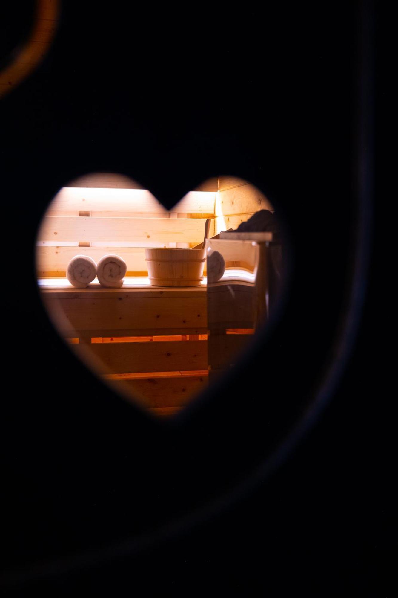 Arka Art Hotel Kashari 外观 照片 A heart-shaped hole in a sauna door