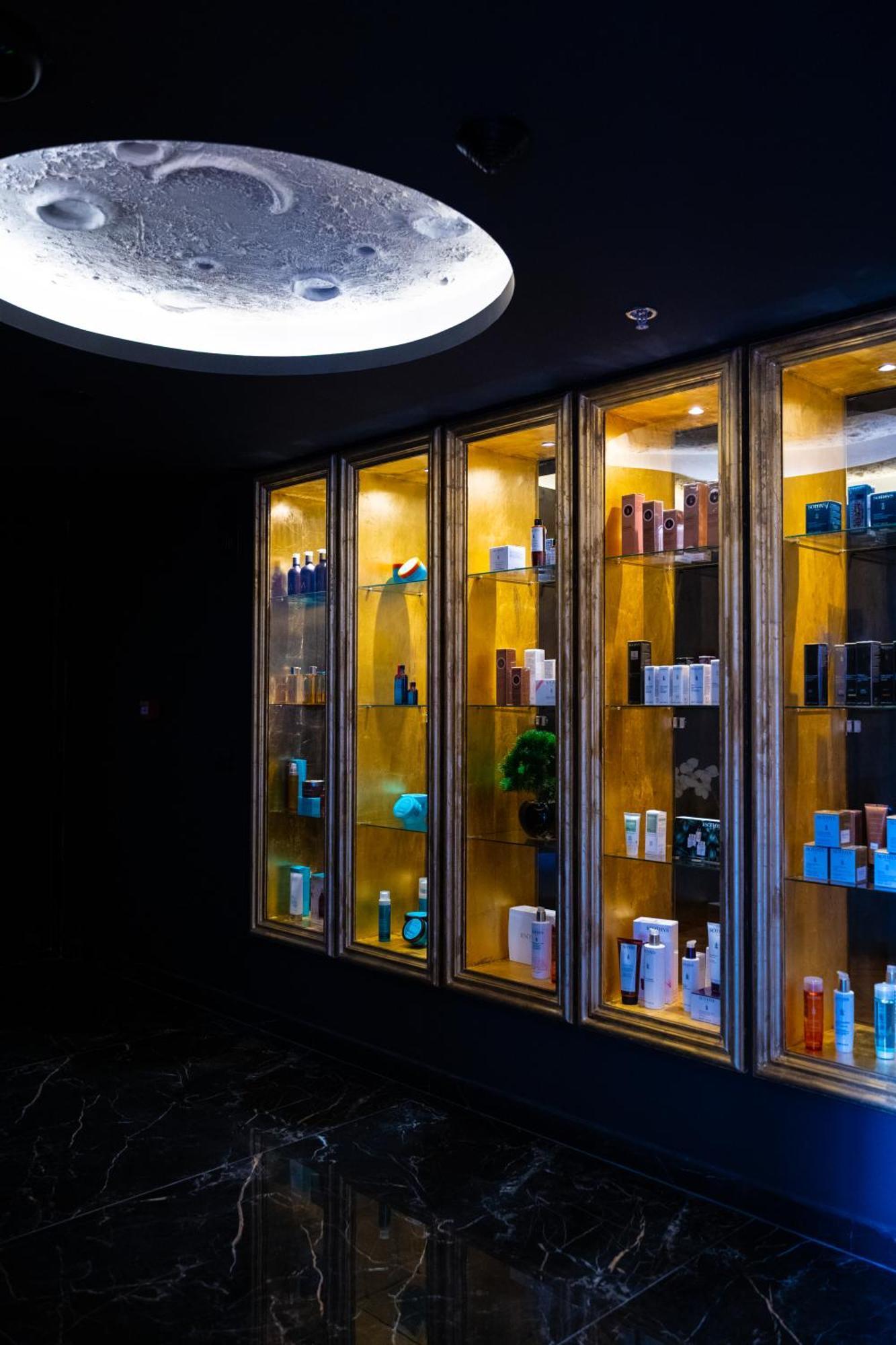 Arka Art Hotel Kashari 外观 照片 A display of products at a salon