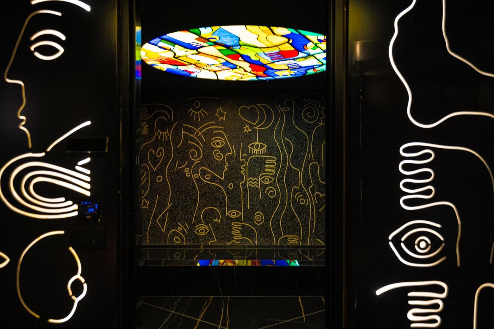 Arka Art Hotel Kashari 外观 照片 The stained glass window in the elevator