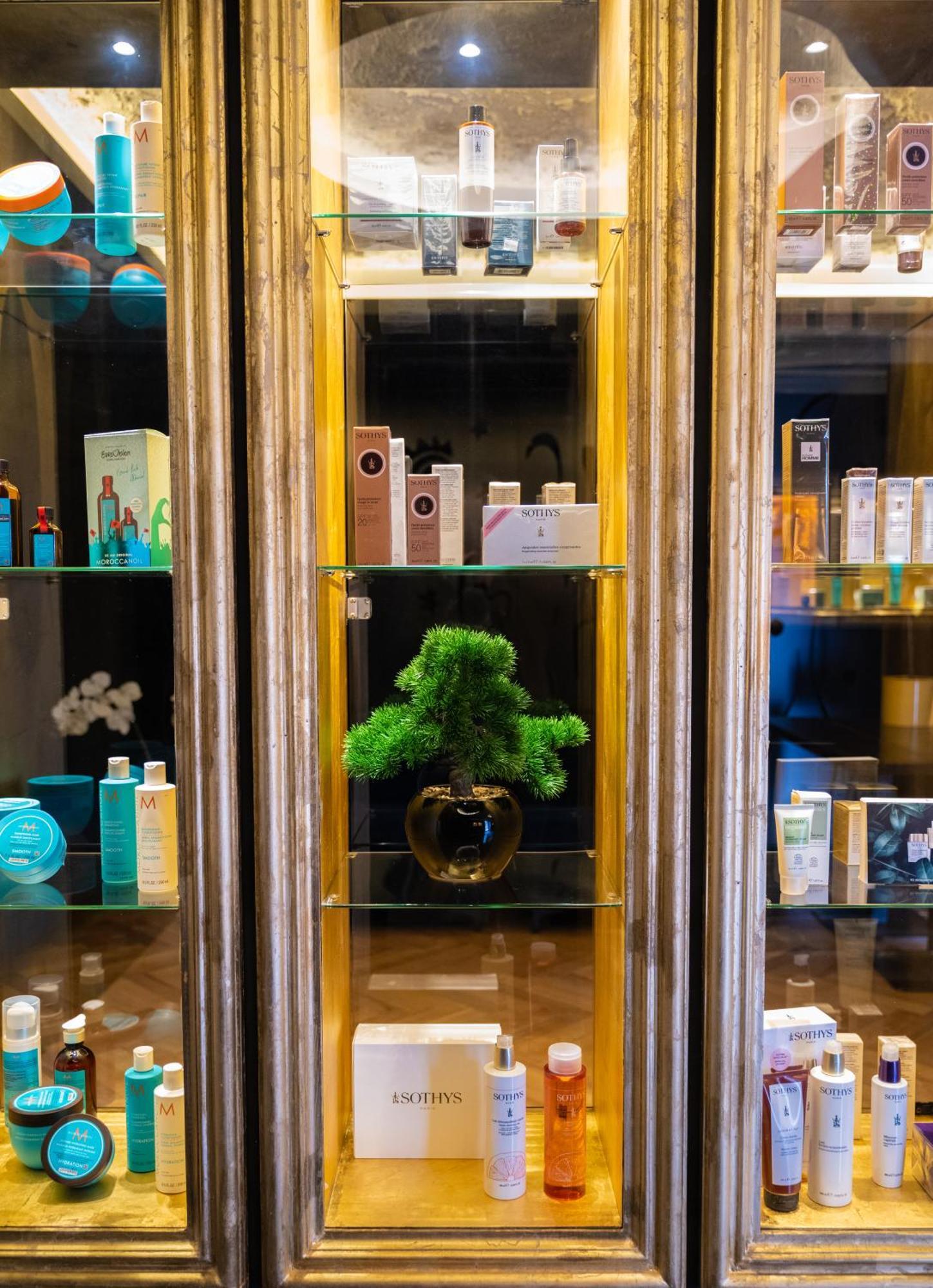Arka Art Hotel Kashari 外观 照片 A display of various skincare products